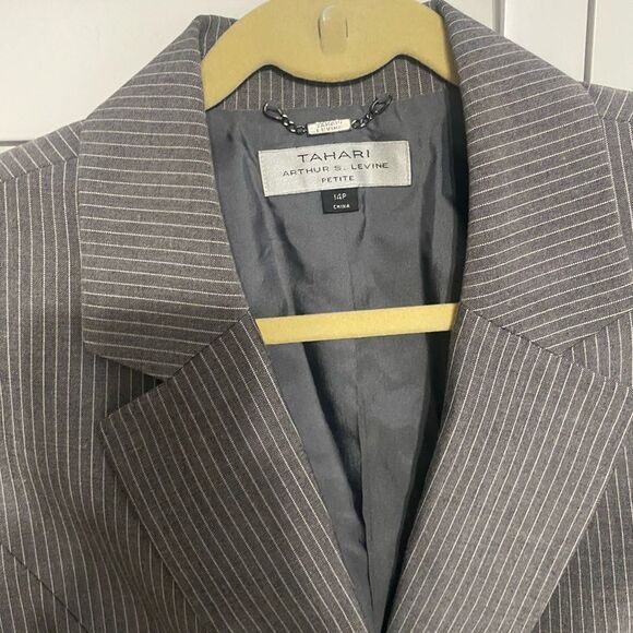 Classic Gray Pinstripe Blazer and Pants Set - Picture 4 of 12